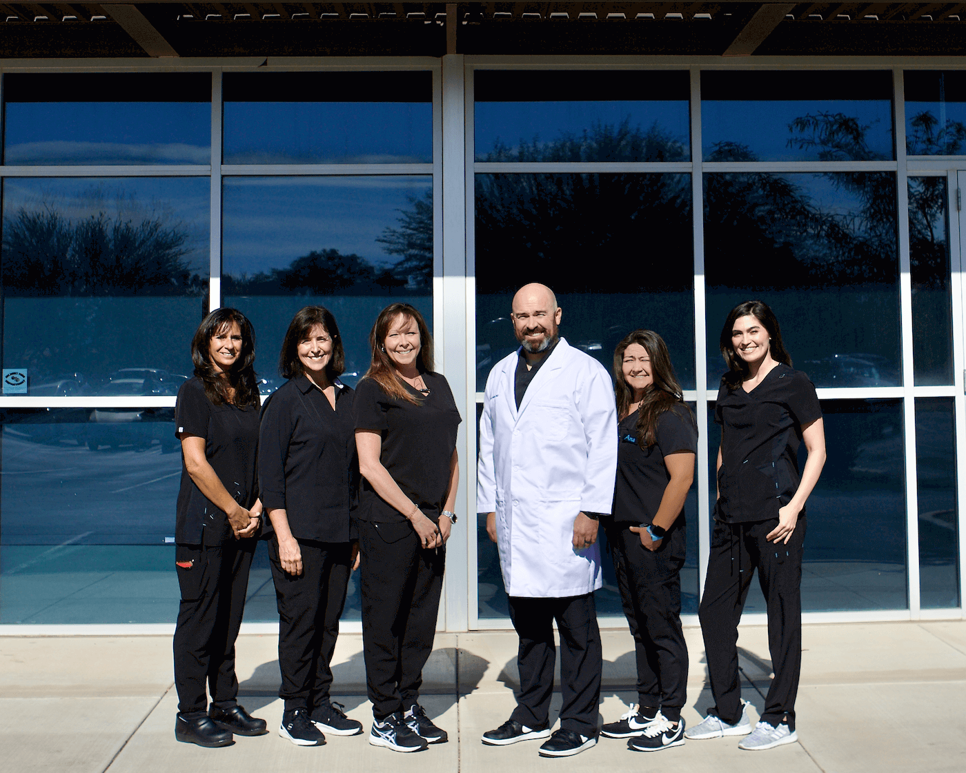 Equipo dental que est&aacute; aqu&iacute; para ayudarle.